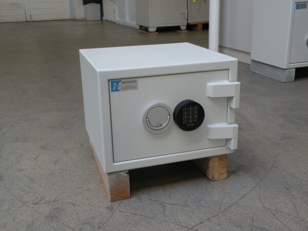 Merk van den Hoven. Type RX / VDH 32E . Nieuw elec cijferslot klasse B, EN 1300 normering